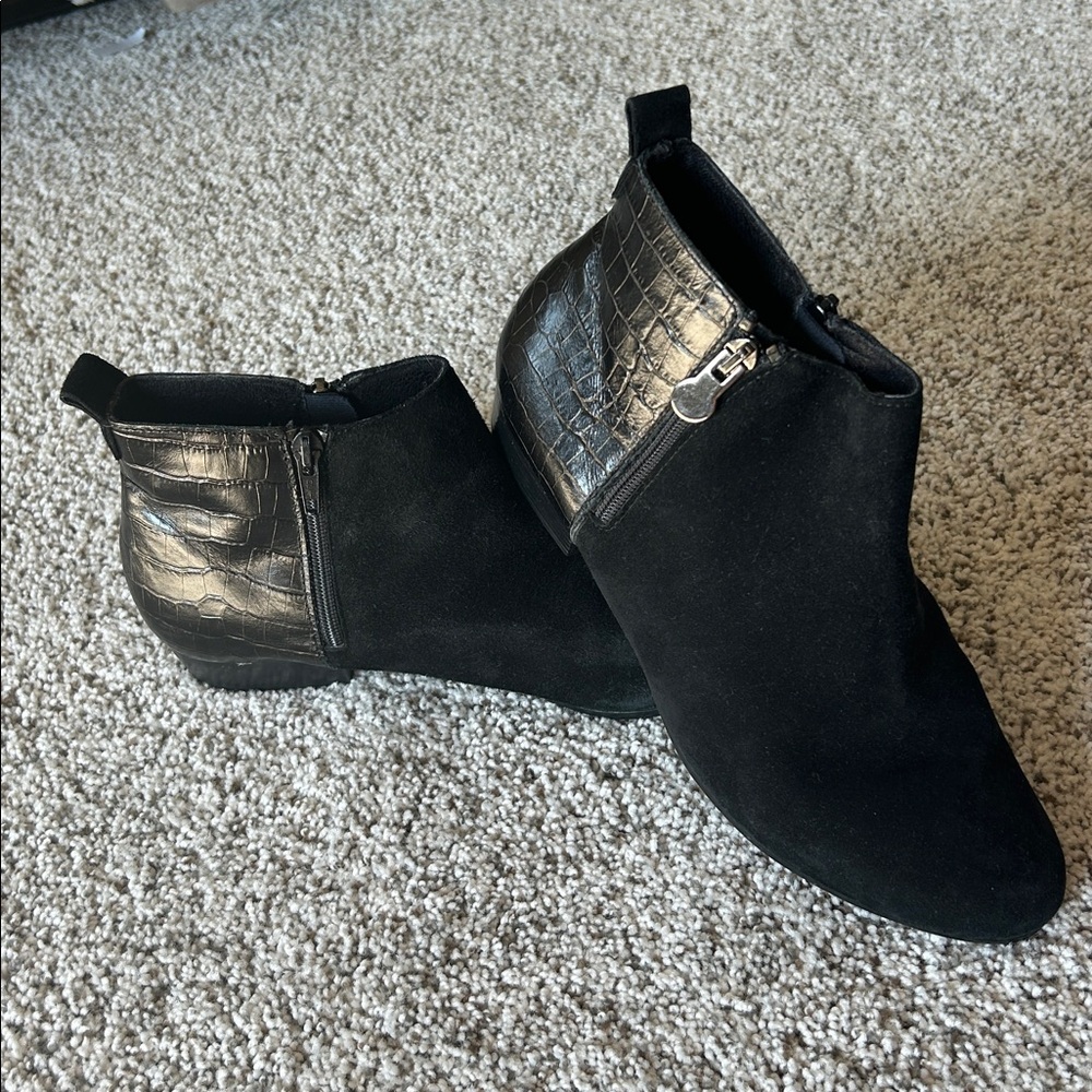Munro Black Suede Ankle Booties